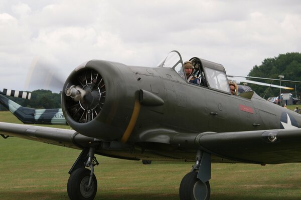 El avión estadounidense T-6 Texan se encuentra con el motor en marcha