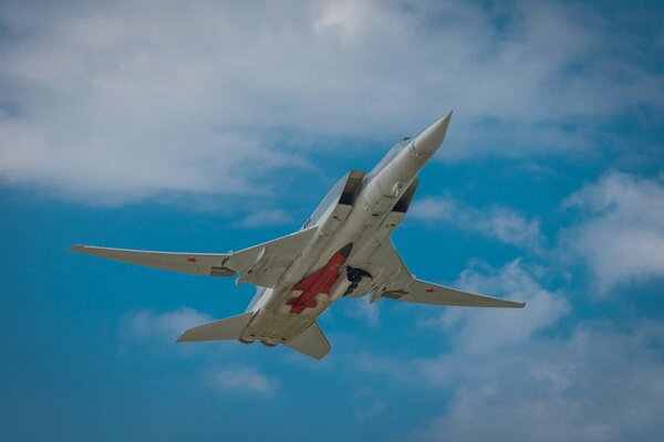 Image du bombardier supersonique tu-22m3 dans le ciel