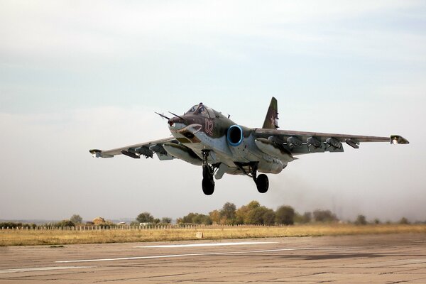 Desktop wallpaper Russian su-25 on takeoff