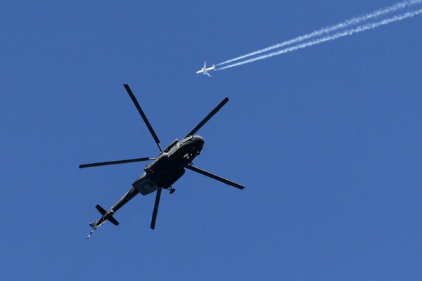 Elicottero DELL aeronautica russa Mi-17 e sullo sfondo vola Boeing-737