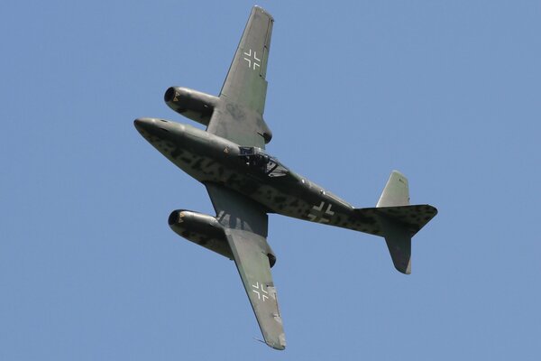 Avión de combate de la segunda guerra mundial en el aire