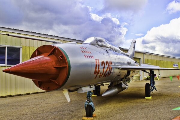 Naddźwiękowy myśliwiec MiG - 21 na lotnisku