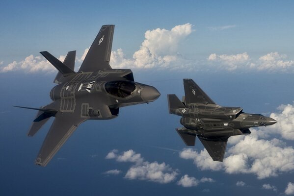 Aviones de combate de quinta generación en el cielo