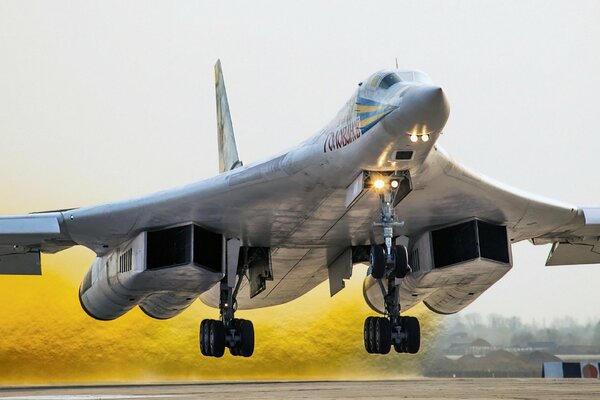 Der Tu-160-Bomber hebt ab und gibt goldenen Rauch frei
