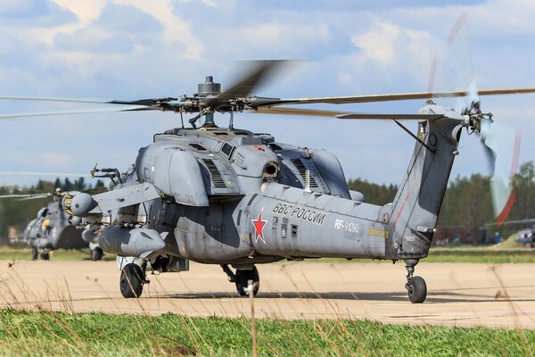 Российский военный вертолет готовится к вылету