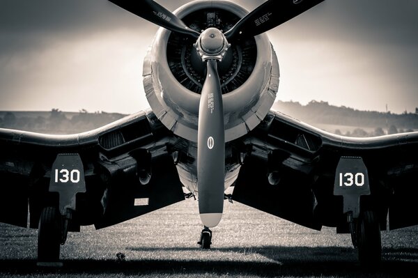 Schwarzweißes Foto des Flugzeugs karsar