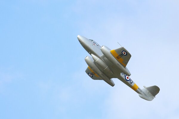 Avion de chasse vole dans le ciel