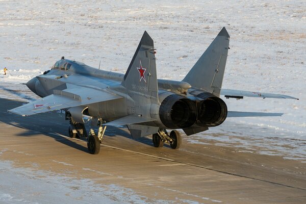 Dwumiejscowy myśliwiec przechwytujący MiG-31. ZSRR