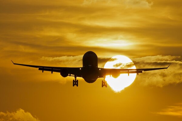 Passagierflugzeug auf Sonnenuntergang Hintergrund