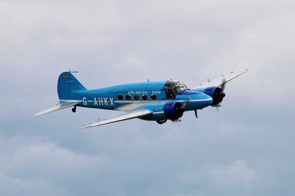 Britisches Flugzeug aurora anson am himmel