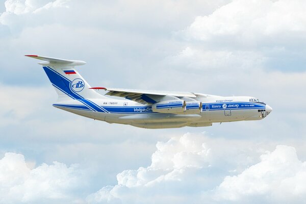 Вид сбоку транспортного самолета ил-76
