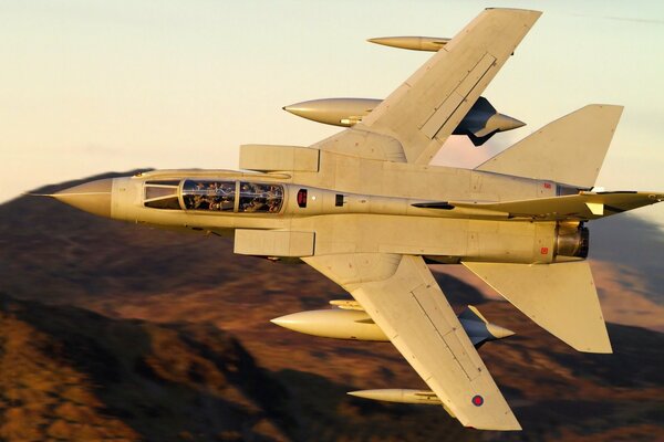 Hélicoptère militaire à grande vitesse dans le ciel