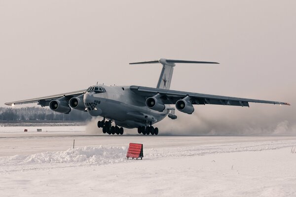 Décollage de la bande enneigée du ravitailleur il-78