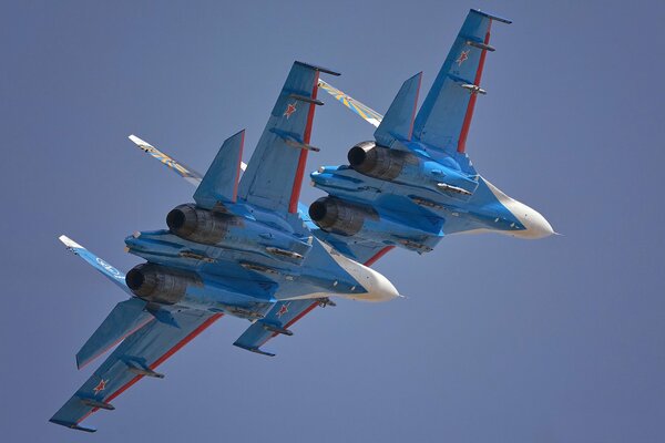 Deux avions de chasse volent dans le ciel