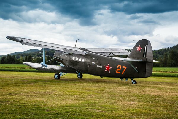 Mehrzweckflugzeug Antonov An-2 auf dem Flugplatz