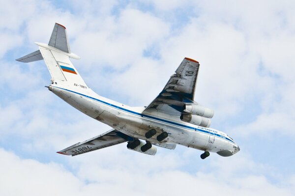 Aereo da trasporto militare il-76 nel cielo