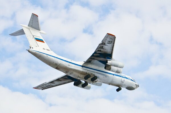 Wojskowy samolot transportowy IL-76 na niebie