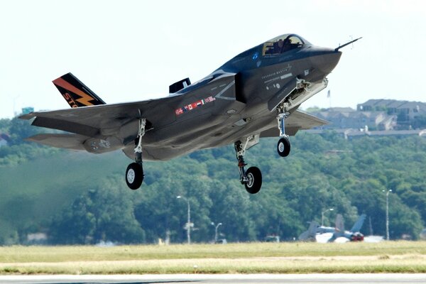 Décollage avion de chasse-bombardier foudre F - 35