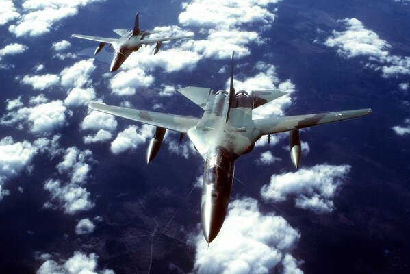 Une paire de bombardiers tactiques partit en vol parmi les nuages blancs