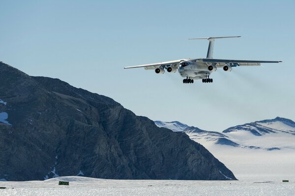 Flugzeug in den Bergen bei der Landung