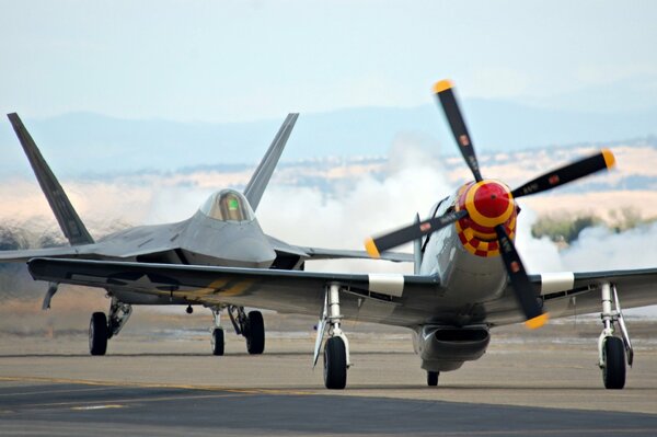 Chasseurs F-22 raptor et p-51 Mustang à l aérodrome