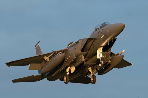 Avion F-15 en l air avec le train d atterrissage libéré