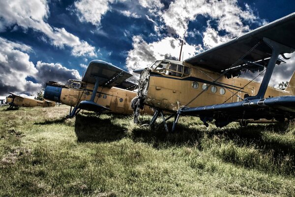 Alte zerlegte Flugzeuge stehen vor dem Hintergrund des Himmels