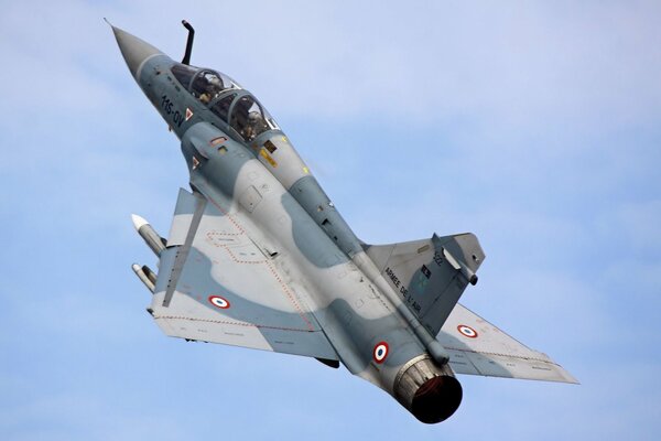 Mirage 2000 caccia multi-bersaglio nel cielo