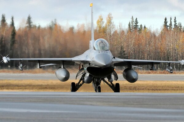 Un avion de chasse f-16 décolle