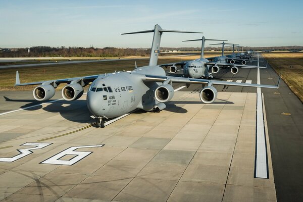 Avions C-17 globemaster iii à l aérodrome