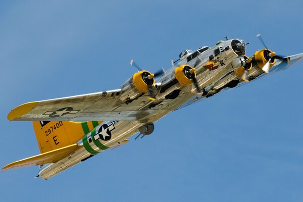 Fotografia b-17 della fortezza volante nel cielo