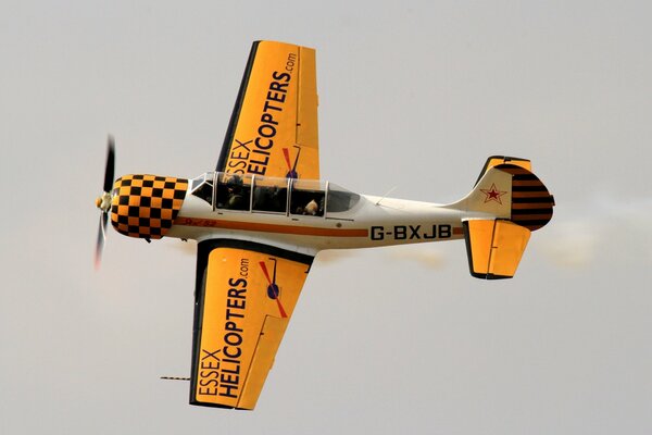 Avión de entrenamiento soviético amarillo en el cielo