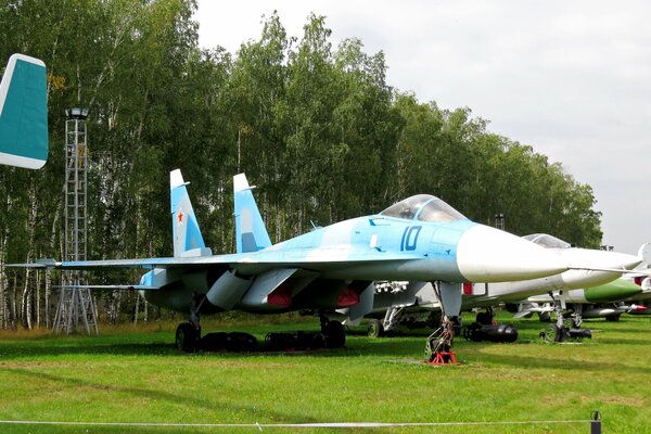 Prototipo de caza su - 27 en el Museo Central de la fuerza aérea de Rusia