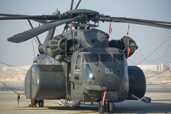 MH-53E Sea Dragon вертолет тральщик на аэродроме
