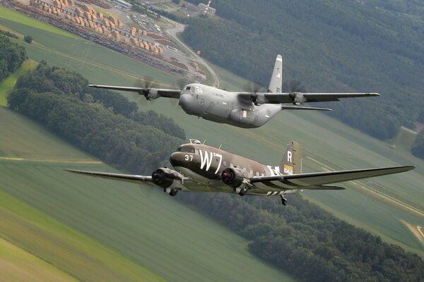 Un couple d anciens avions ennemis probables