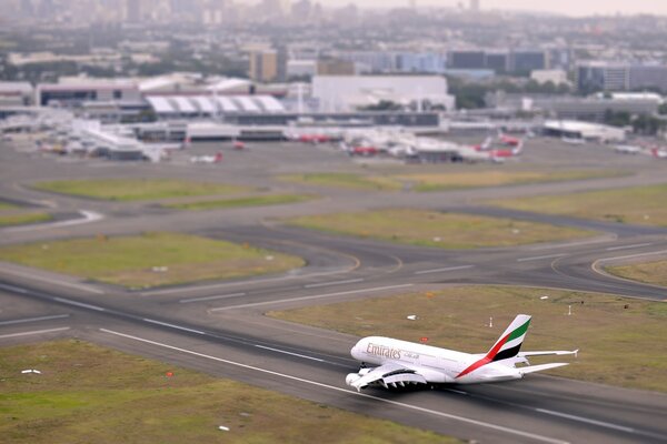 Am Tag der Luftfahrt startet der Airbus a380 am Flughafen von der Startbahn ab