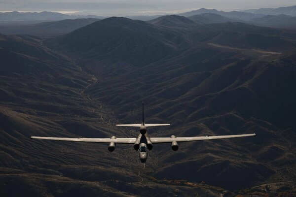 Un avión de reconocimiento estratégico vuela en una misión