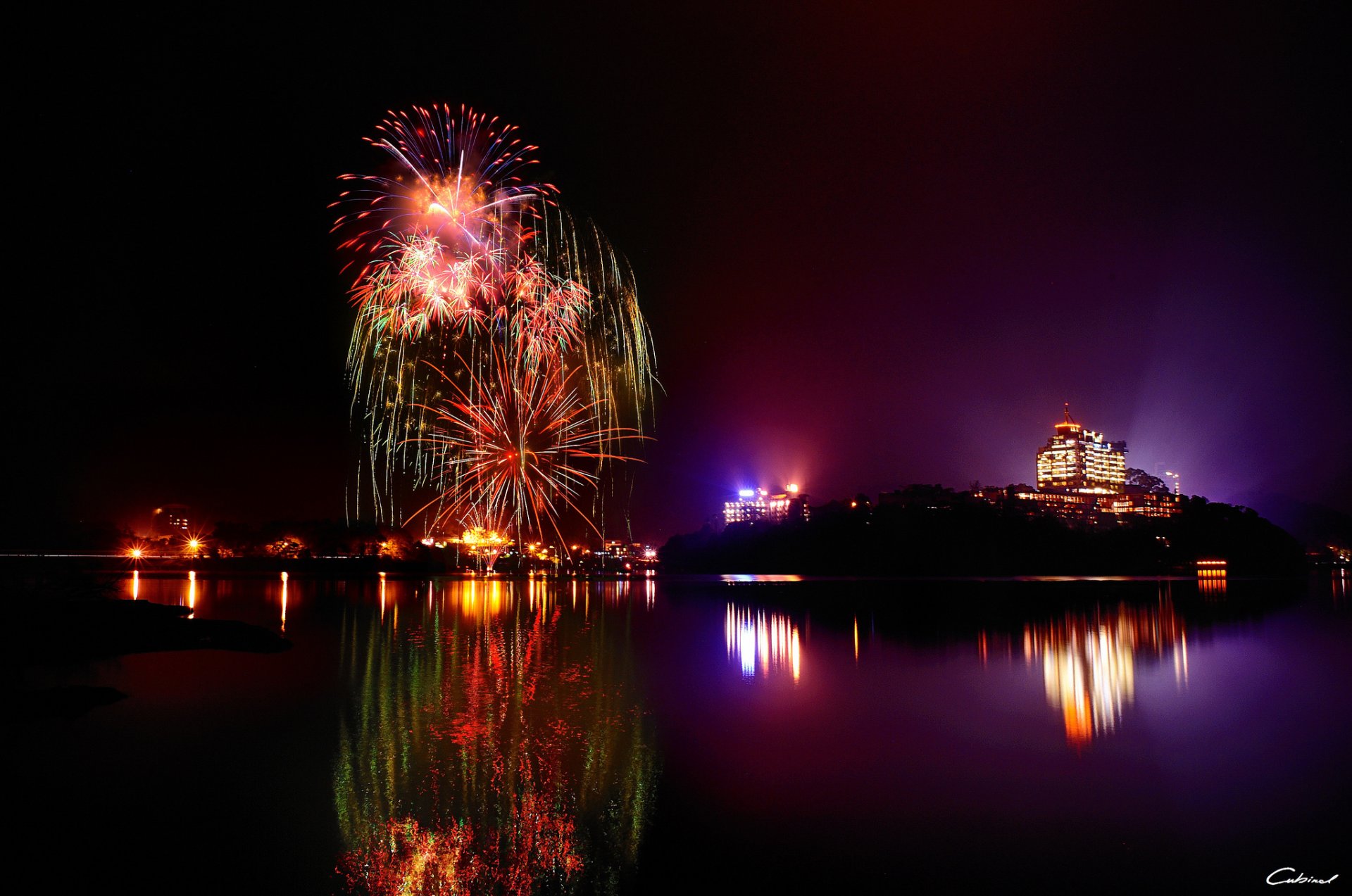 nacht feuerwerk lichter stadt see gld reflexion