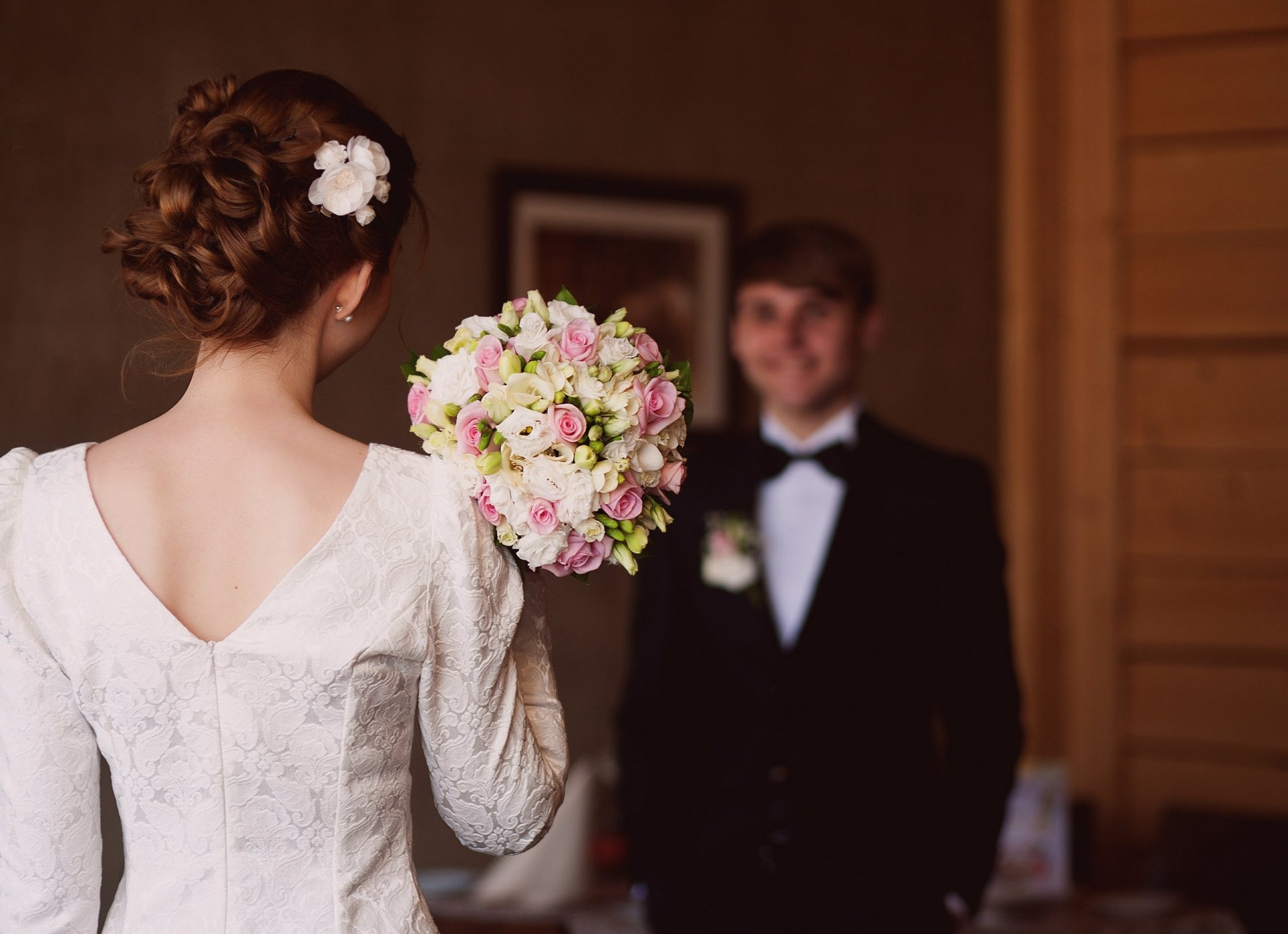 boda novio novia espalda vestido escote peinado ramo