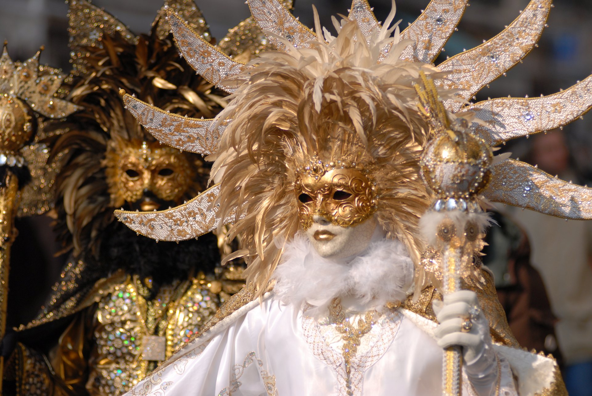 venecia carnaval disfraces máscaras foto blanco negro dorado