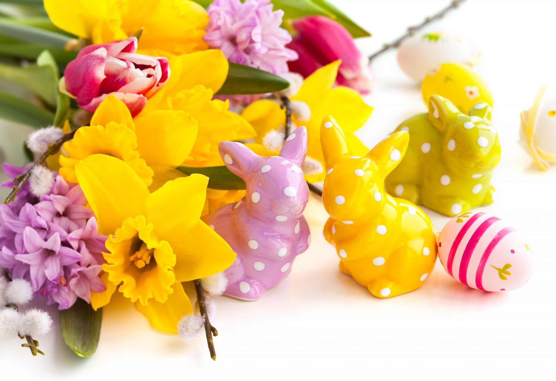 pasqua figurine conigli uova pasqua fiori narcisi tulipani lilla vacanze primavera