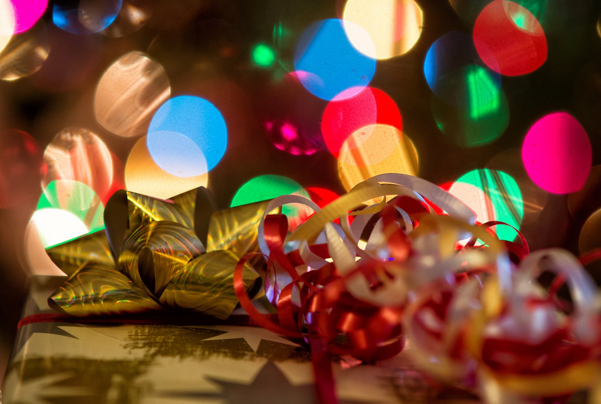 geschenke bänder serpentine lametta feiertage weihnachten neujahr