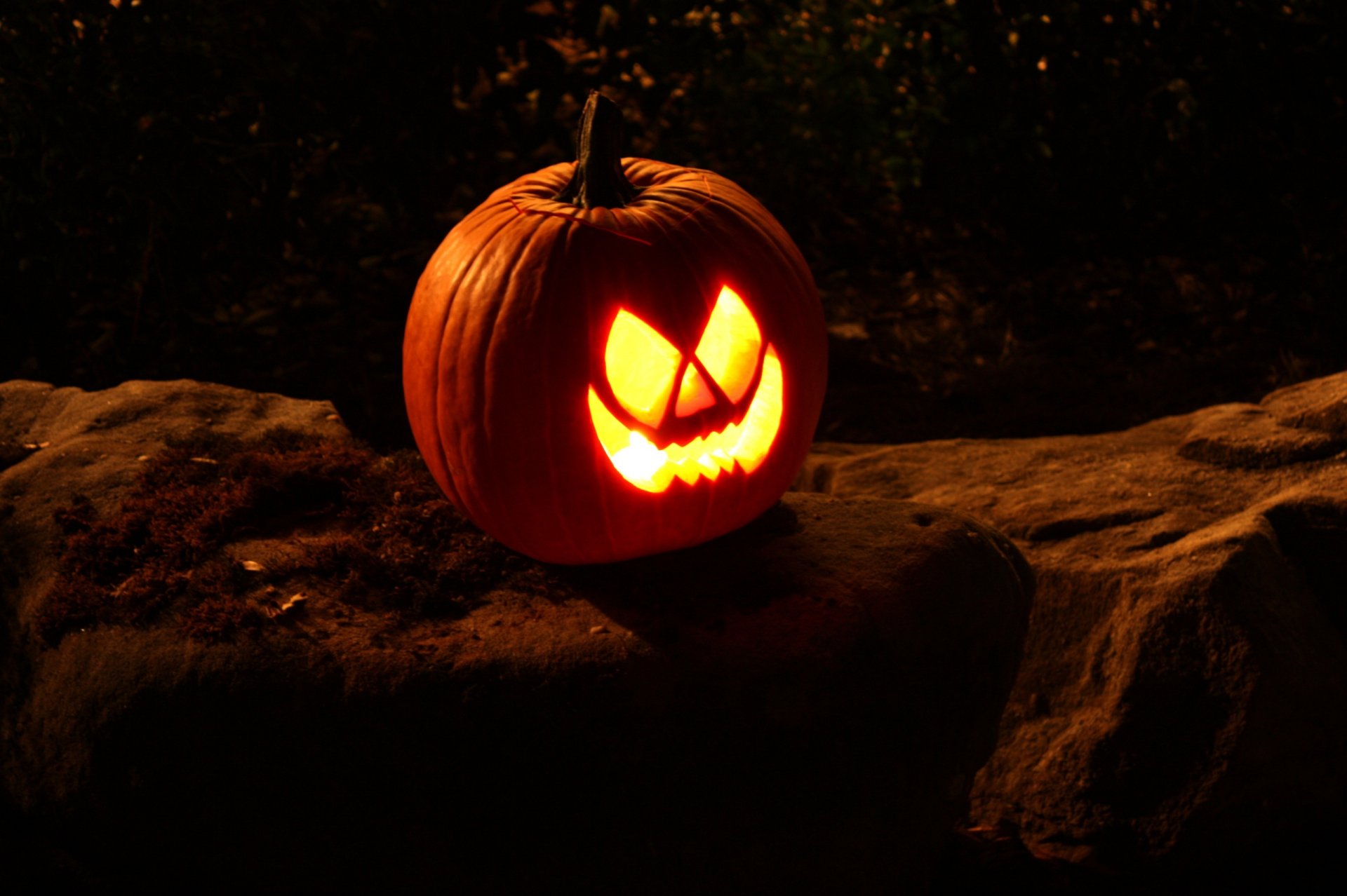 halloween feiertag kürbis kerzen nacht steine