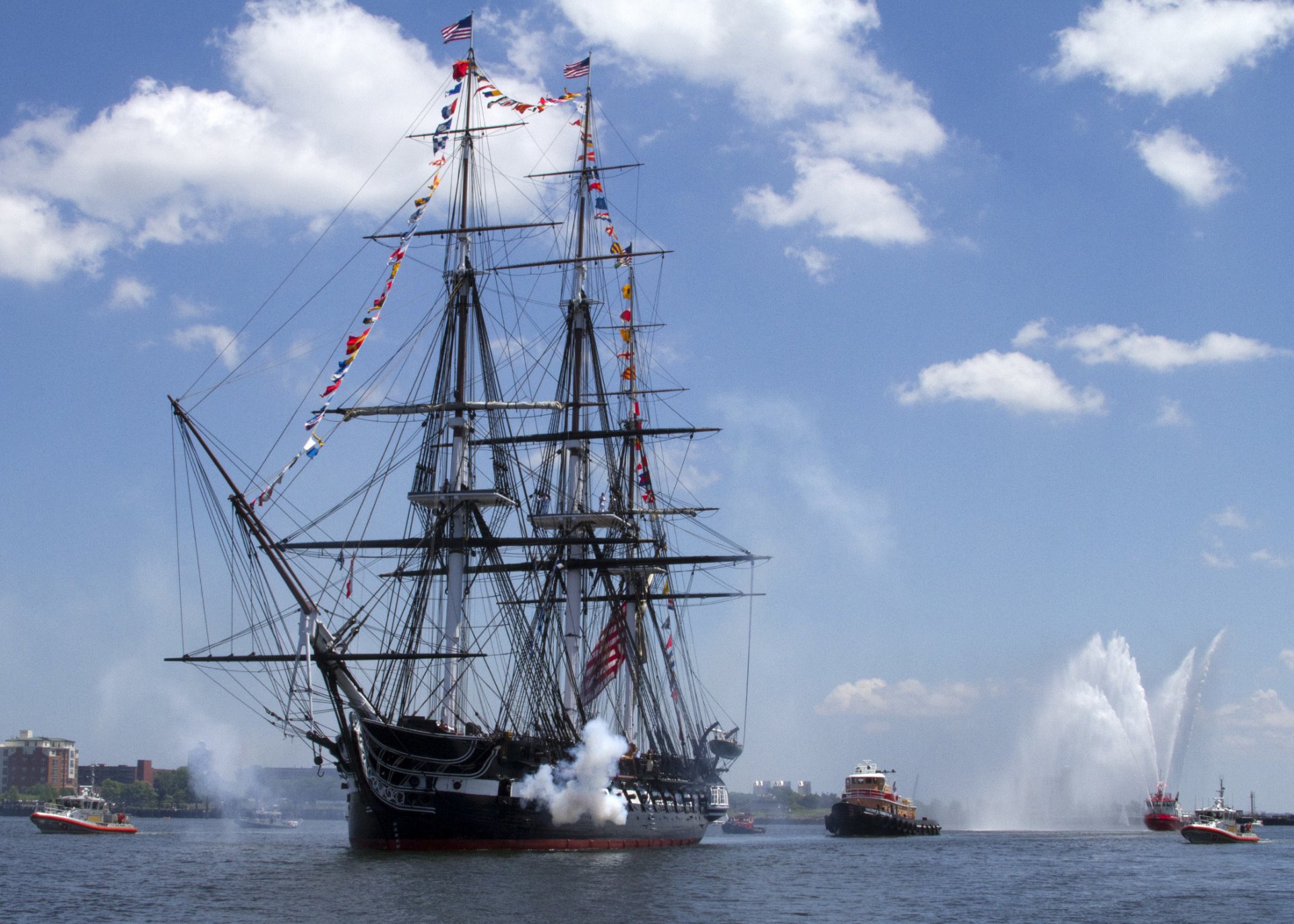 boston harbor uss constitution constitution old ironsides ironbook old najstarszy żaglowiec statek us navy 21-działowy salut obchody dnia niepodległości ameryki