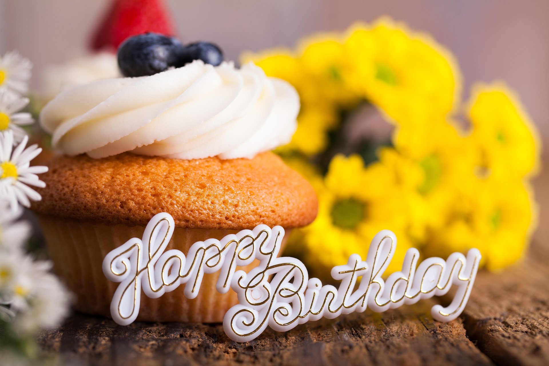 buon compleanno compleanno vacanza cupcake crema mirtilli dessert fiori bouquet