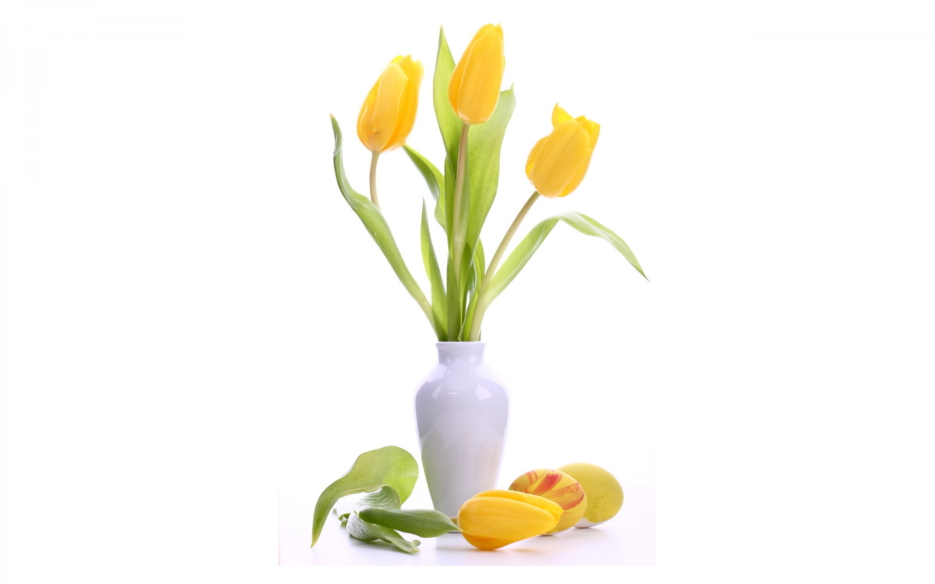 vase blanc fleurs tulipes jaune oeufs pâques