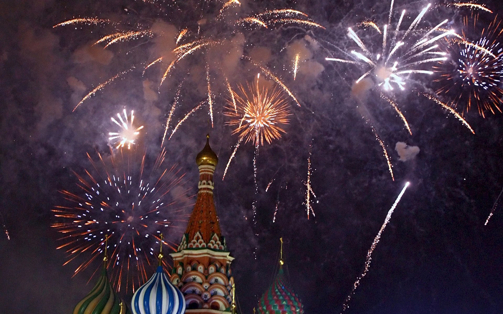 capodanno cattedrale di san basilio mosca russia fuochi d artificio saluto cattedrale