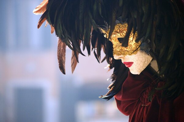 Karnawał w Wenecji. zamknięta, piękna złota maska z piórami