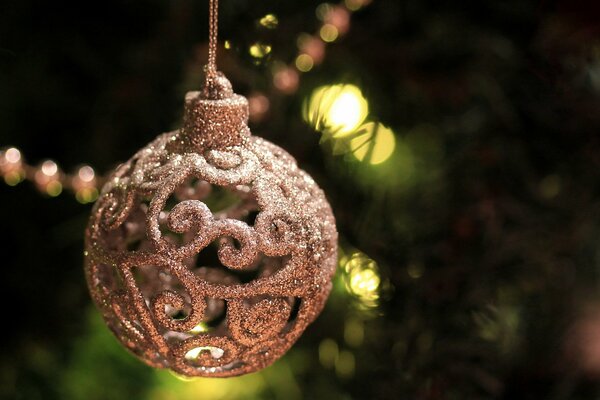 Bola de Navidad en el fondo del árbol de Navidad con luces encendidas