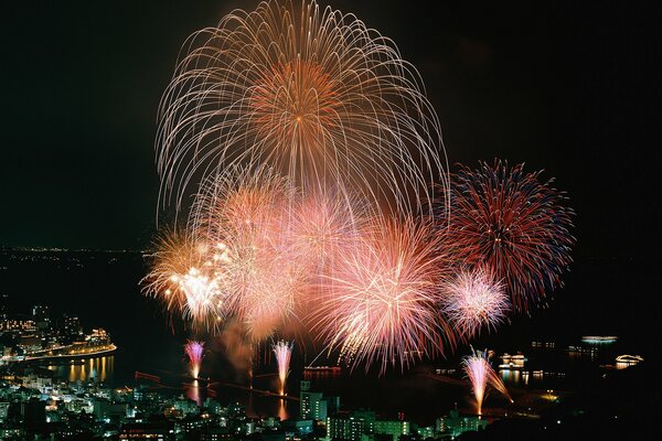 Feuerwerk in Japan über der Stadt